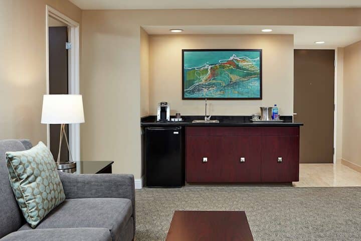 Lounge 21 of 55
